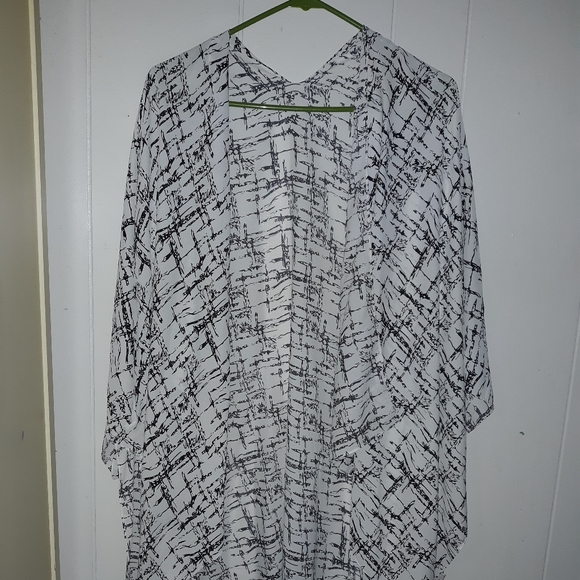 Kimono style loose fit black and white cardigan - Picture 4 of 4